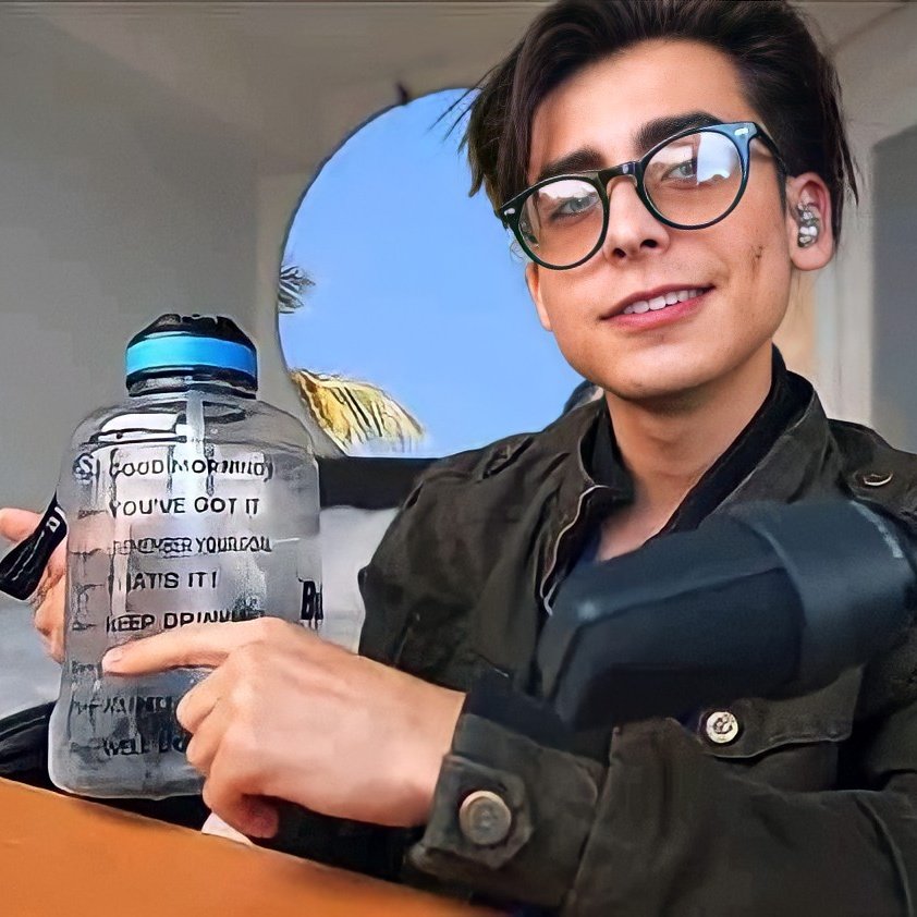 aidancomfort's tweet photo. 💌| drink water!! https://t.co/Ol8xGPhQE1