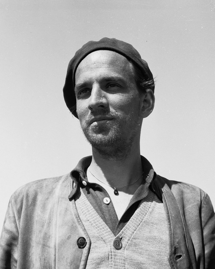 okuryazarlar's tweet photo. Ingmar Bergman'a sormuşlar; 
"Gidişat kötü, dünya nasıl kurtulacak?"
“Utanç” demiş Bergman.
"Dünyayı bir tek utanç kurtarabilir!" https://t.co/lpRqt3VPIS