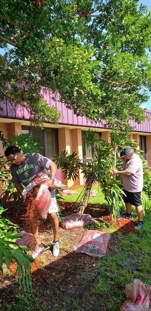 casflores_vb's tweet photo. Mr. Brown and Mr. Flores working hard to get the school looking beautiful.   Thank you to Busy Bee Lawn and Garden Center for donating mulch to @The_GESGators https://t.co/SIfUVPSBHt