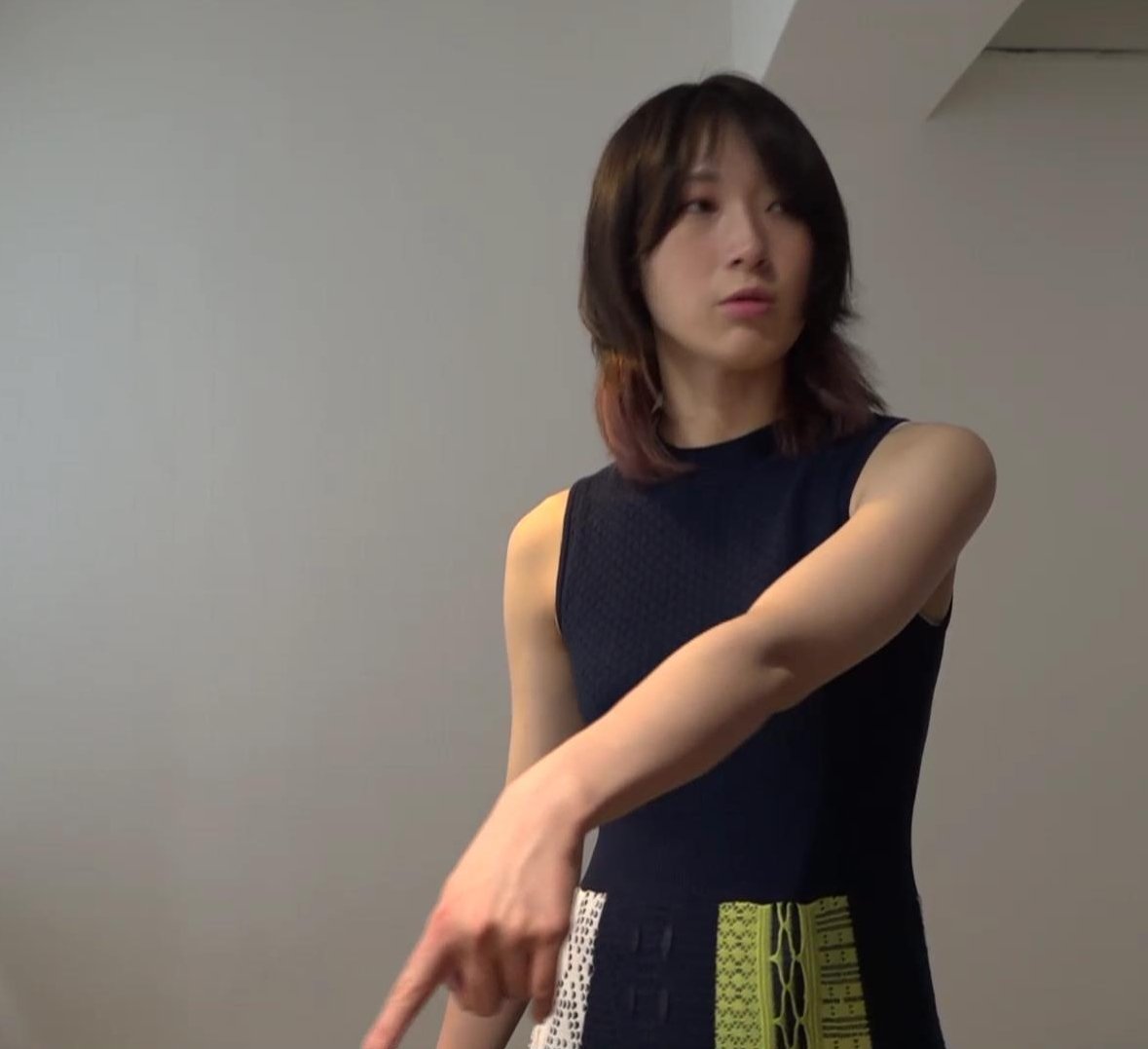 DropLastnote's tweet image. 昨日のゲネプロが終わり、今日はいよいよ本番。気を引き締めてしめていこう。
#ある晴

昨日のゲネ前の様子
アフレコ風(本当には言ってません)
1枚目：照明を調整している演出に対して「危なっかしいな、落ちないかしら…」
2枚目：「何かいま～す」