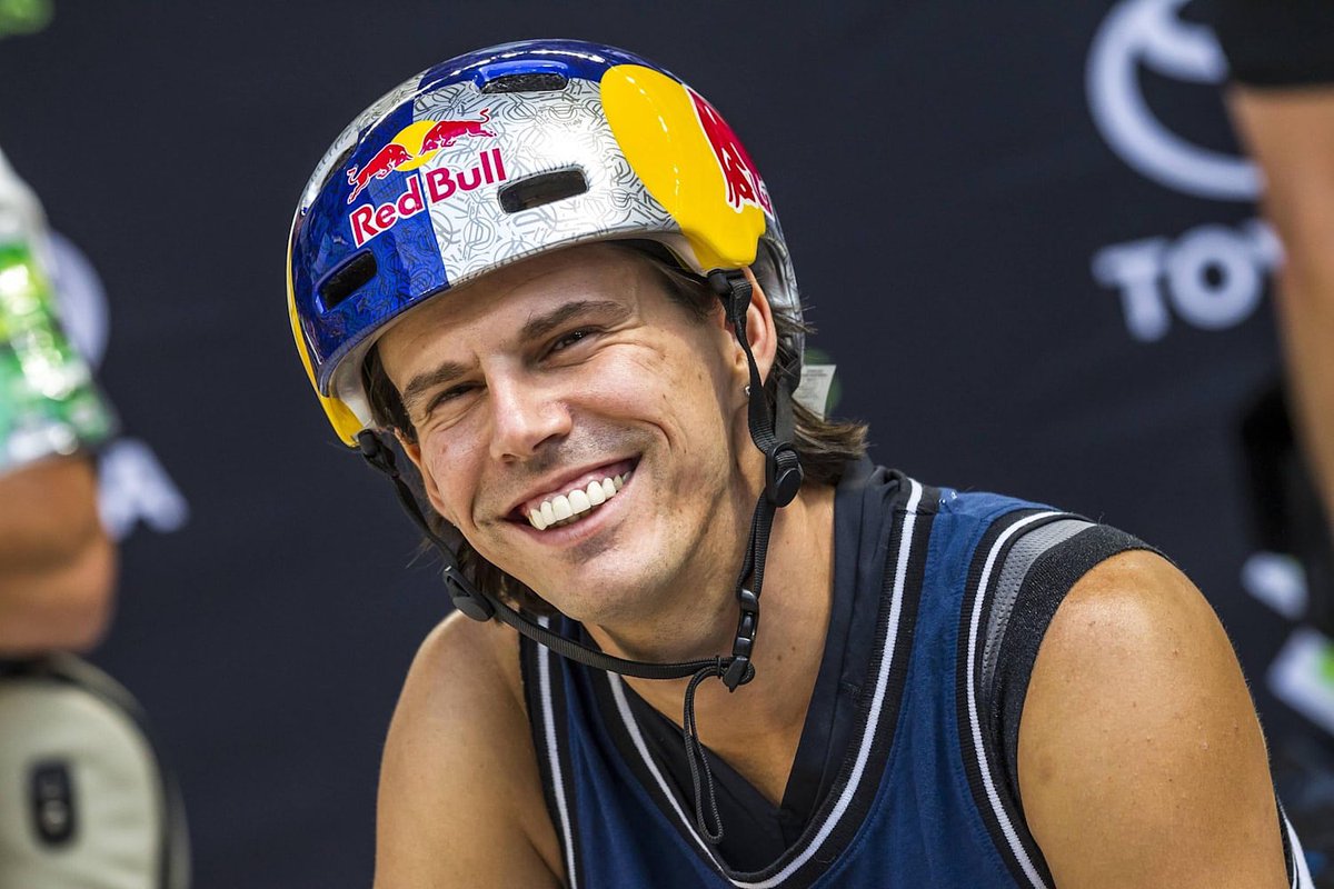Santanadeportes's tweet photo. Hay algo que pasa con Daniel Dhers: no lo conoces, pero te cae súper bien y quieres que le vaya de lo mejor. Siempre comparte cosas buenas, plenamente identificado con Venezuela. Esa clase de personas son ejemplos a seguir, por todo lo que significan y aportan a la sociedad. https://t.co/YuL4TZ9Ly5