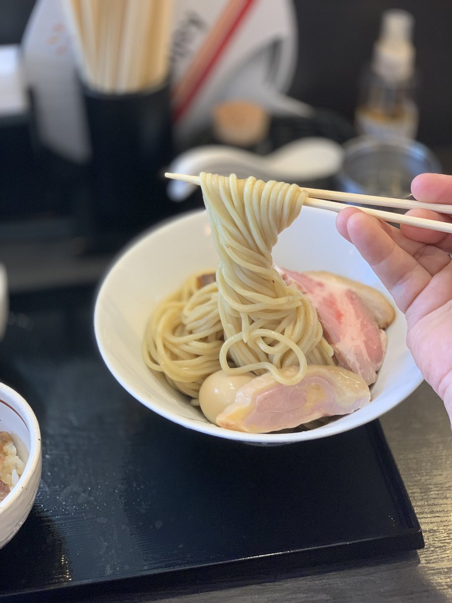 NIBONIBOMAN1's tweet image. 4周年記念限定の麺屋一燈リスペクト。
大和肉鶏100%と魚介の見事な融合。
エグ味もしっかり抑えられている
つけ汁は中くらいの粘度で且つ適切な塩分濃度。所謂またおま系ではあるが動物と魚介のバランスに優れ万人を納得させるであろう仕上がり。
#麺や福はら
#特製濃厚魚介つけ麺
