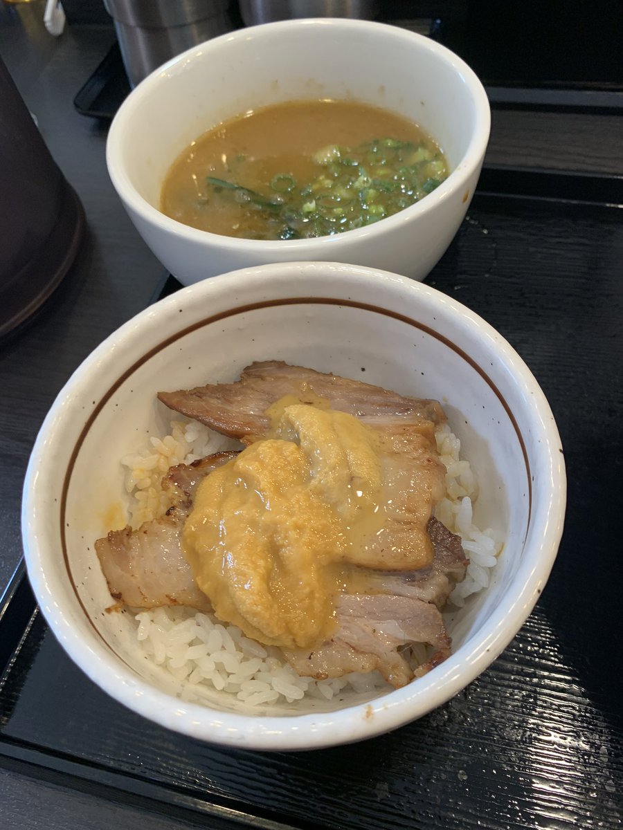 NIBONIBOMAN1's tweet image. 4周年記念限定の麺屋一燈リスペクト。
大和肉鶏100%と魚介の見事な融合。
エグ味もしっかり抑えられている
つけ汁は中くらいの粘度で且つ適切な塩分濃度。所謂またおま系ではあるが動物と魚介のバランスに優れ万人を納得させるであろう仕上がり。
#麺や福はら
#特製濃厚魚介つけ麺