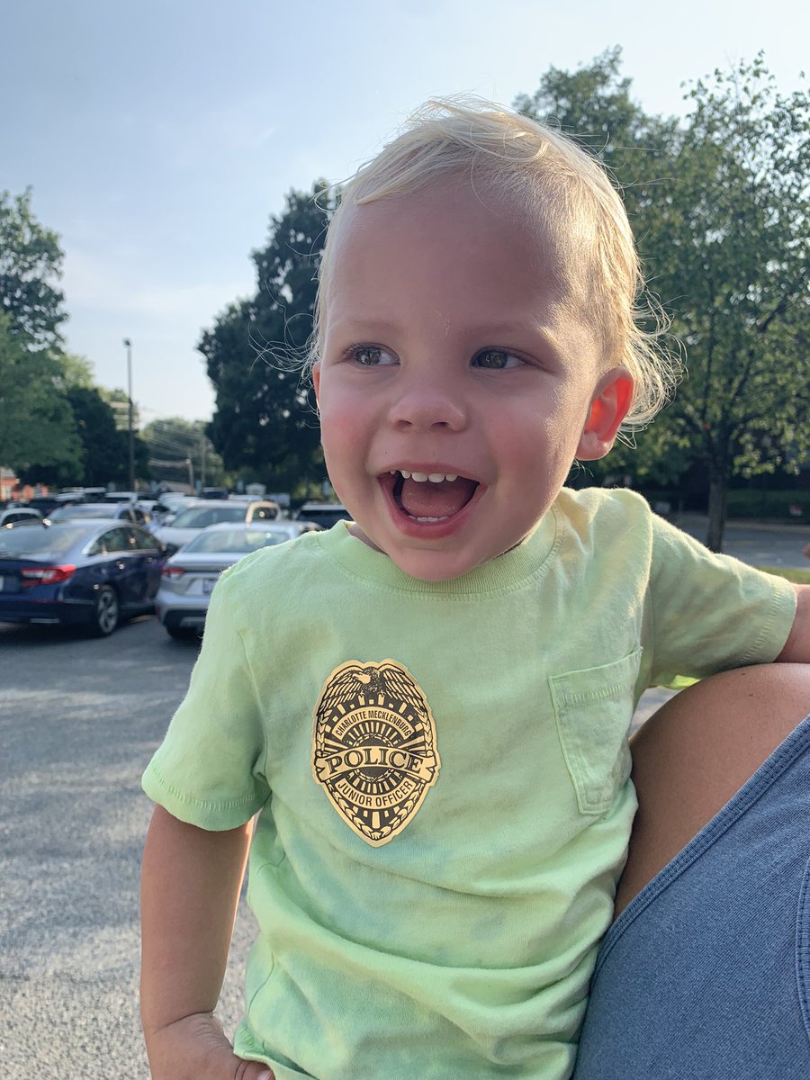 Jessicas0102's tweet photo. Thanks @CMPD for flashing your lights/sirens for our guy and giving him his junior officer sticker. He loved it. #NoDa #CMPD 

@cheesecaker152 https://t.co/sFp6GOoIR1
