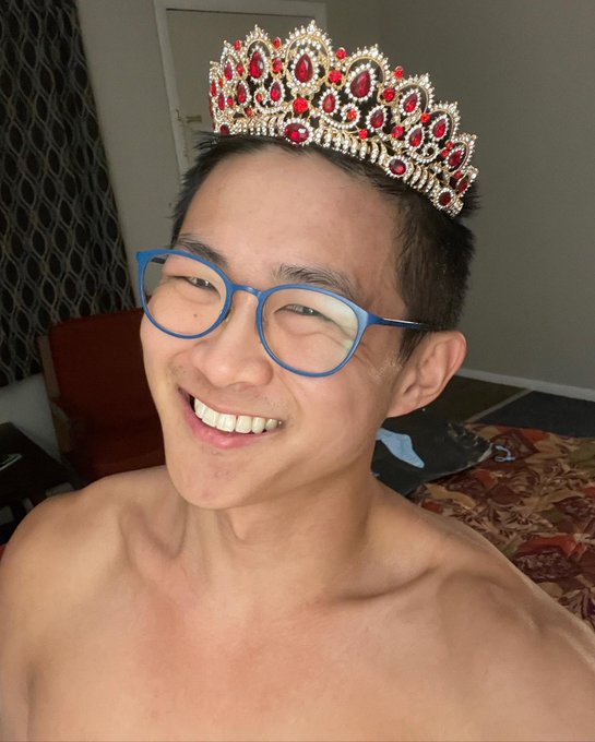 My mother really said &lsquo;hi queen&rsquo; when I sent her this photo of me wearing my tiara (courtesy of @thedaveywavey)<a href="/tag/supportlocalbusinesses"class="tags"><span>#supportlocalbusinesses</span></a><a href="/tag/supportblackbusinesses"class="tags"><span>#supportblackbusinesses</span></a>