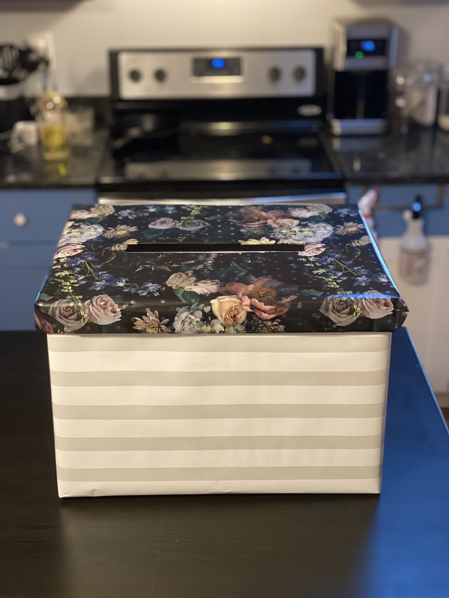 SighFieri's tweet photo. Y’all I DISighed a box for our wedding gift envelopes. Look how pretty it is! #DISIGH #DOITYOURESIGH https://t.co/rInMUhhoap