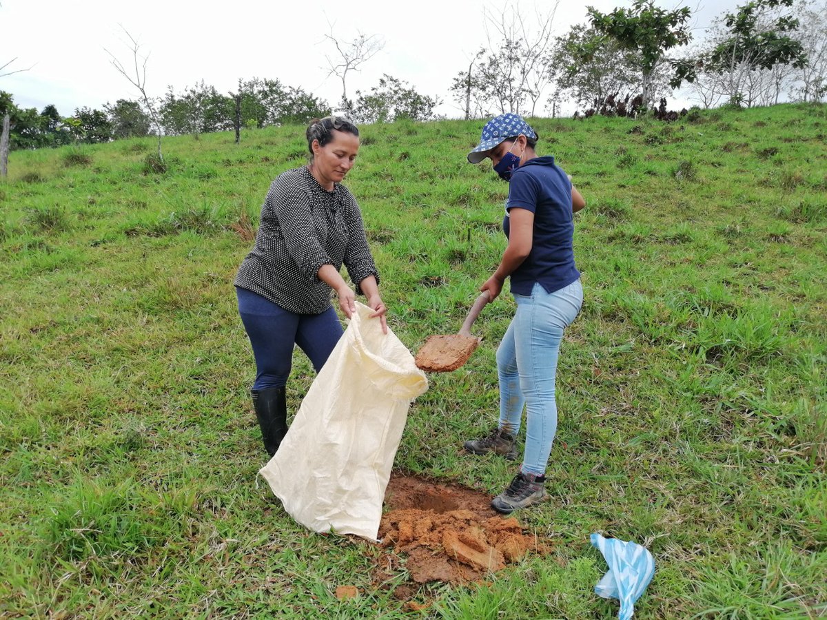 MisionVAmazonia's tweet photo. En #Caquetá 74 mujeres beneficiarias del Proyecto #ICOPOS financiado por @Col_Sostenible1 reciben asistencia técnica para mejorar la producción de leche. La planificación predial y el muestreo de suelo son la base para alcanzar la sostenibilidad en sus predios. #LaPazEsConHechos https://t.co/X7PaKyOqxu