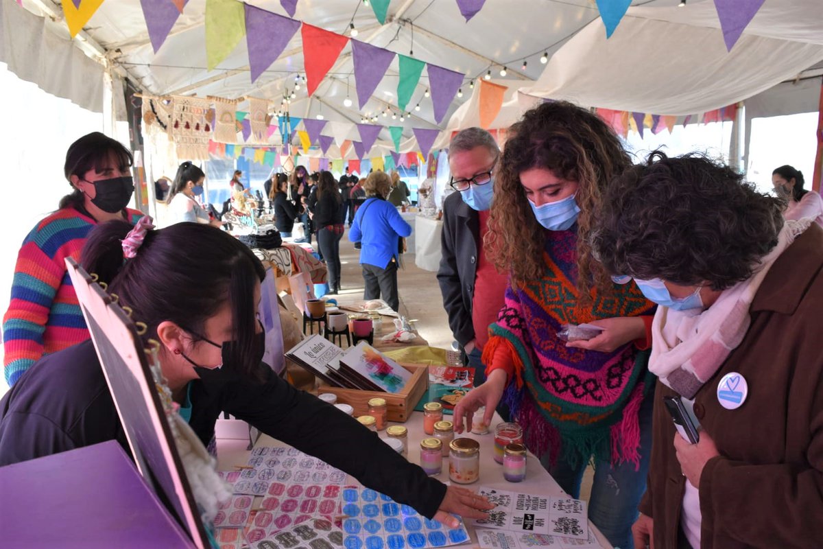 claumartinezar's tweet photo. 🙌 Visitamos la Plaza Próspero Molina de #Cosquín para recorrer la Feria de la Economía Popular junto al intendente, @gabrieljmusso; la directora del #CbaConEllas, Monica Prato, con quienes conocimos a las emprendedoras y las inscribimos para que sean parte del programa #Fem. https://t.co/ALwvbdYHIz