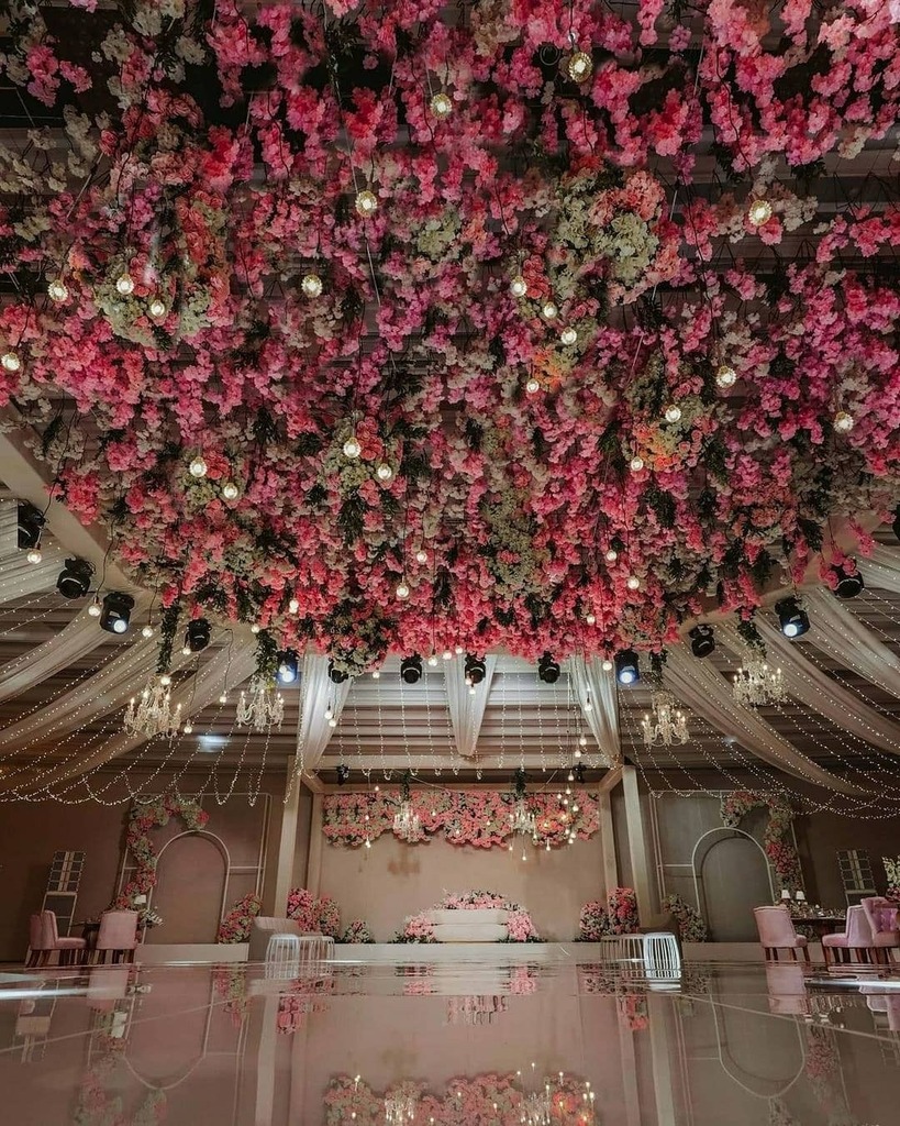 📸: <a href="/occasionsevents/">Kate Garland</a>
​
Loving these floral arrangements in soft feminine hues dripping from top to bottom! This celebration leans to extravagance and elegance beautifully! 💕 💕 
Wedding planner and designer: <a href="/occasionsevents/">Kate Garland</a> <a href="/firasissa/">Firas Issa</a> 
Photo: <a href="/parazarme/">ParAzar Productions</a> 
​Venue: <a href="/westindoha/">The Westin Doha</a>
​…