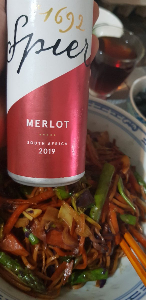 Beef fried noodles or chow mein with carrots cabbage garlic chives & spring onions perfectly washed down with a juicy #Merlot in a Can from #Spier 

#southafrica #wine #miguelchan #wineinacan #Stellenbosch #Gauteng #Johannesburg #Farmall #winebar #MC #sandton #CapeTown #Durban