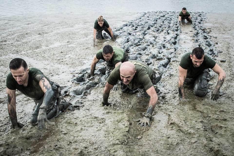 Los soldados con más de 45 años están más que capacitados para seguir en las FAS. No lo quieren en primera línea?Pues en segunda, con administración, víveres, seguridad de cuarteles, preparando mercancía..sólo es cuestión de querer y no privatizar el ejercito 45 . Sin despido. 🇪🇸