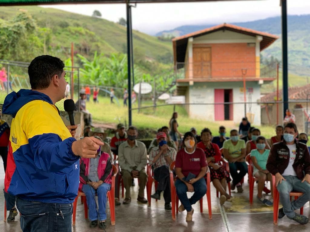 leales_'s tweet photo. #31Julio  || ENTÉRATE 📲👇

Desde los Pueblos del Sur, parroquia Chacantá, municipio Arzobispo Chacón, el precandidato para la Gobernación del estado Mérida, @JEHYSONGUZMAN sostuvo una importante asamblea en la que participaron, de manera activa, las bases del @PartidoPSUV https://t.co/PW84Tll6QE