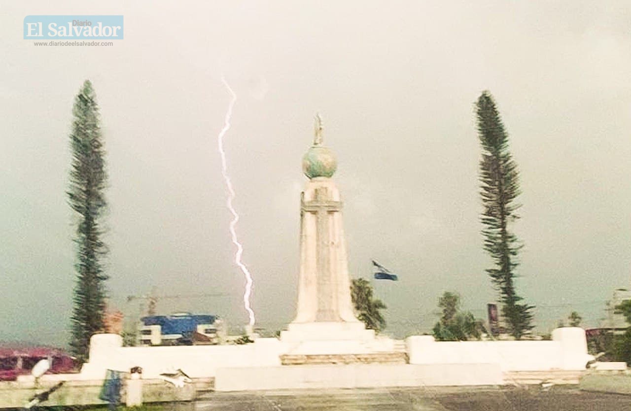 Diario El Salvador on Twitter: "#ClimaSV Momento en que fue captado un