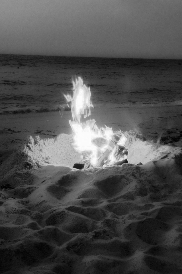 clmwdurand_'s tweet photo. ⠀
⠀⠀⠀⠀⠀𝒍𝒂𝒔𝒕 𝒏𝒊𝒈𝒉𝒕 𝒊𝒏 𝒋𝒆𝒋𝒖 🌙
⠀⠀⠀⠀#MW02 #MWCAMPFIRE
⠀⠀⠀
- Nuestra última noche en Jeju. —Pienso mientras camino por las tablas de madera que llevan a la playa. 

—La tarde está convirtiéndose en noche por momentos y el cielo está increíblemente (+) https://t.co/JeCpYltnix