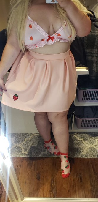 can you tell I like strawberries? 😝  onlyfans manyvids pornhub femdom https://t.co/0gVvh9puIU