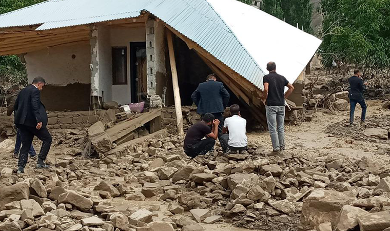 Van Başkale’de sel: Yüzlerce hayvan öldü, tarım arazileri sular altında kaldı 

sendika.org/2021/07/van-ba…