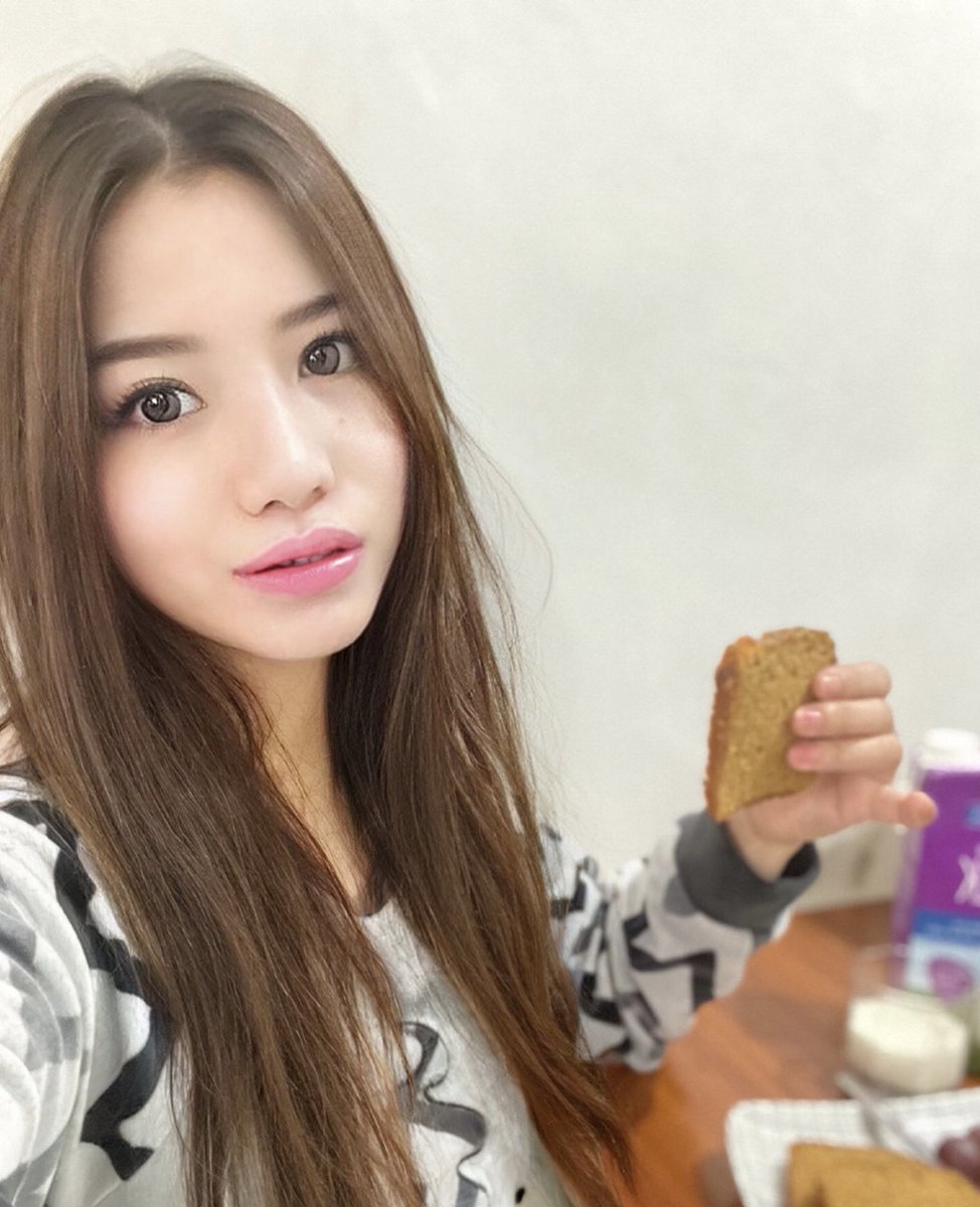 SuperGirlDChamp's tweet photo. This Pumpkin Carrot Sourdough loaf from #HeartyBread is really tasty. Just 3 slices & my tummy is good 3-4 hours. I feel like my belly is getting smaller everyday. Surely, I‘ll add this to my order. #GlutenFree #Breakfast #Food https://t.co/WEw0twkWH1
