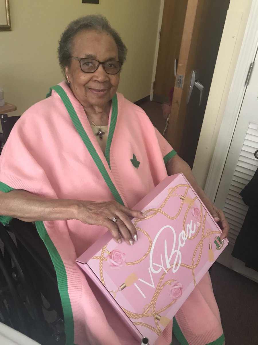 judithmoore6428's tweet photo. My mother, Soror Grace Williams is in longterm care. This gift from Soror Benita Meekins brought her joy today. At 95 years old, she is  unable to have visitors - just me - due to Covid. In tears, she said, “It’s something so beautiful, I don’t want to take it off.” #ivybox #aka https://t.co/LLLtsoryDP