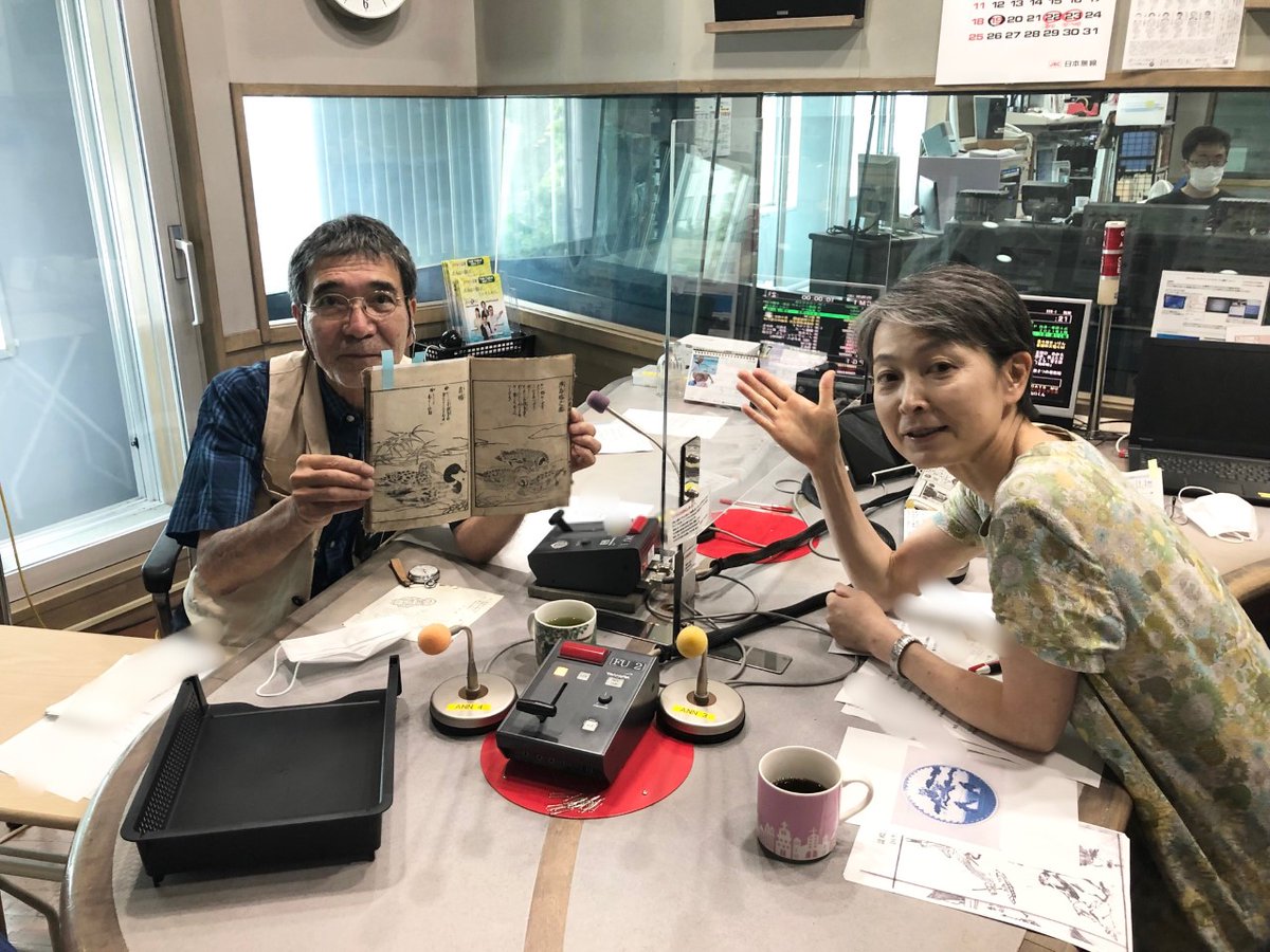 Stvラジオ S Tweet 河村通夫の桃栗サンデー 日曜日 午前10時の鐘の音 今週も始まりました おかげさまで江戸絵皿絵解き事典も 重版7刷となりました 通夫さんが手にしているのは 絵皿の絵解きのお手本となっている 今から300年前の江戸の本です