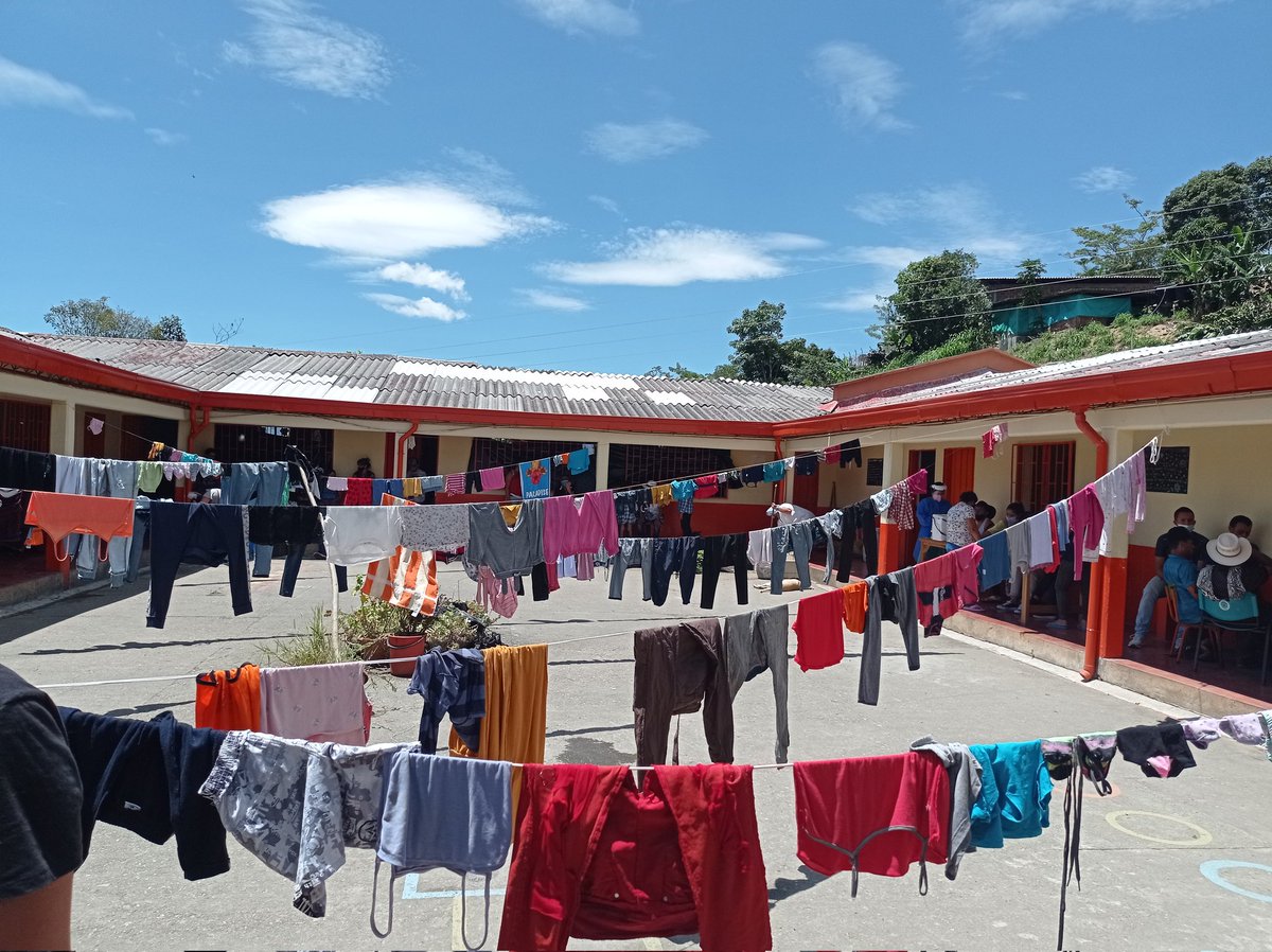 CNibaru's tweet image. Seguimos acompañando a la comunidad de @Ituango dónde hoy pudimos ver el hacinamiento y la falta de garantías por parte del gobierno para esta población.
Posiblemente mañana regresen a sus veredas sin ninguna garantía de no repetición.
@ConpazCol_ @MisionONUCol #SOSItuango