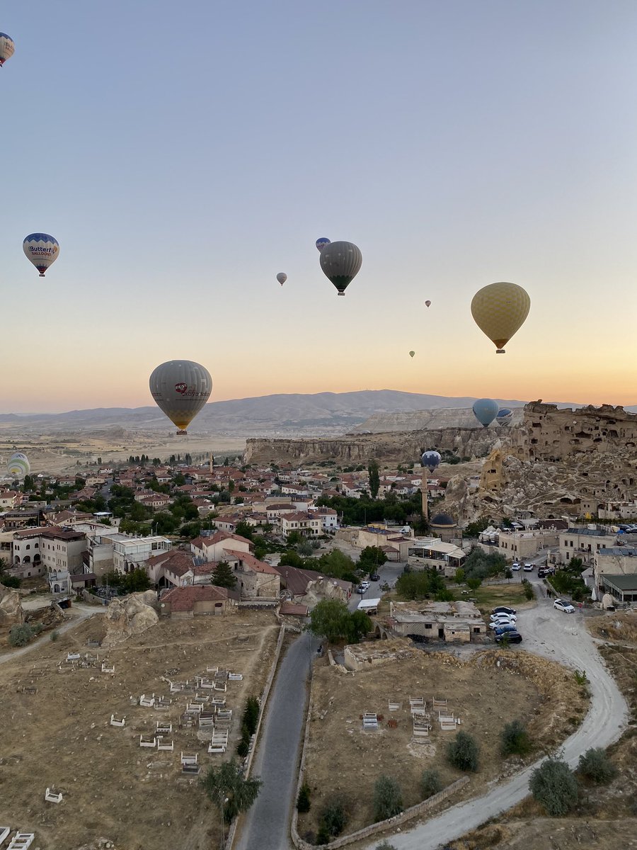 AlaaDaraghme's tweet image. Hot Air Balloons during sunrise in Cappadocia 🎈 🍷