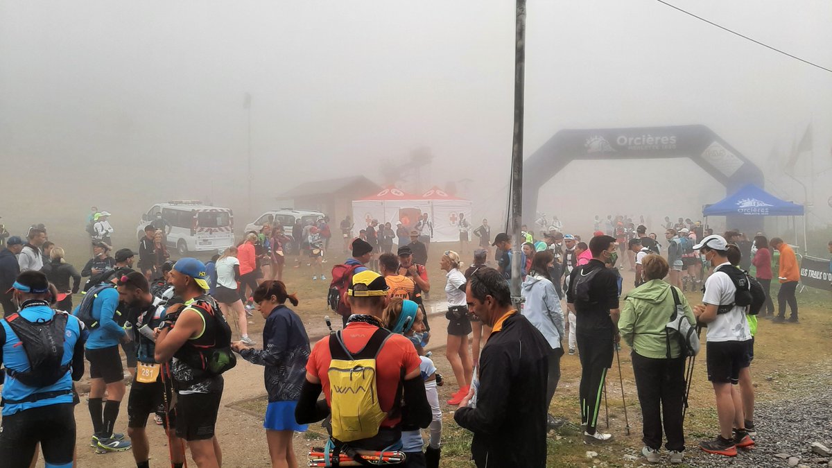 [ Les Trails d'Orcières ] départ du 24 km (1 550 mD+) sous la brume :