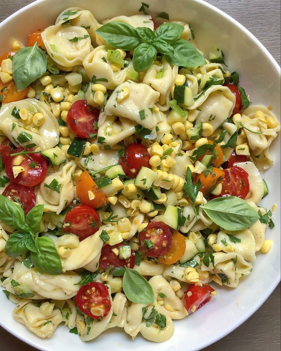 Pasta salad with the best things of summer ☀️ Tomatoes, zucchini, corn & alllllll the herbs, with cheese tortellini, bc it’s delicious.
.
.
.
#cookingforbernie #pastasalad #cheesetortellini #eatingwelleats #thenewhealthy #huffposttaste #pasta #tomatoes #corn #summer #vegetarian