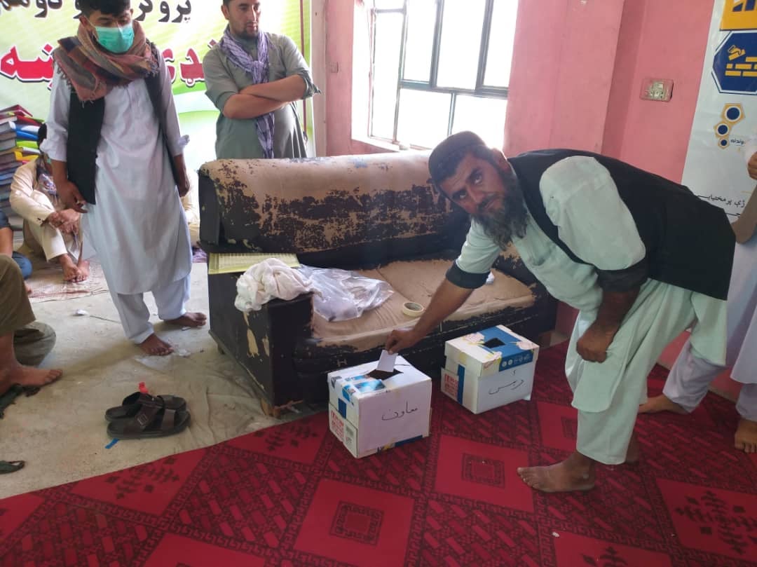 EzkarProject's tweet photo. تر دې دمه د #لغمان ولایت د مهترلام ښار په پنځمه ناحیه کې د کارموندنې پروګرام تر چوکاټ لاندې ۱۳ پرمختیایي شوراګانې جوړې شوي دي.تمه ده چې د مهترلام ښار پنځمه ناحیه به د ۲ نورو شوراګانو په جوړولو سره، په بشپړ ډول تر پوښښ لاندې راشي چې وروسته به د ولس په خوښه د پروژو کار پیل شي
#IDLG https://t.co/IqhmrBXfLk
