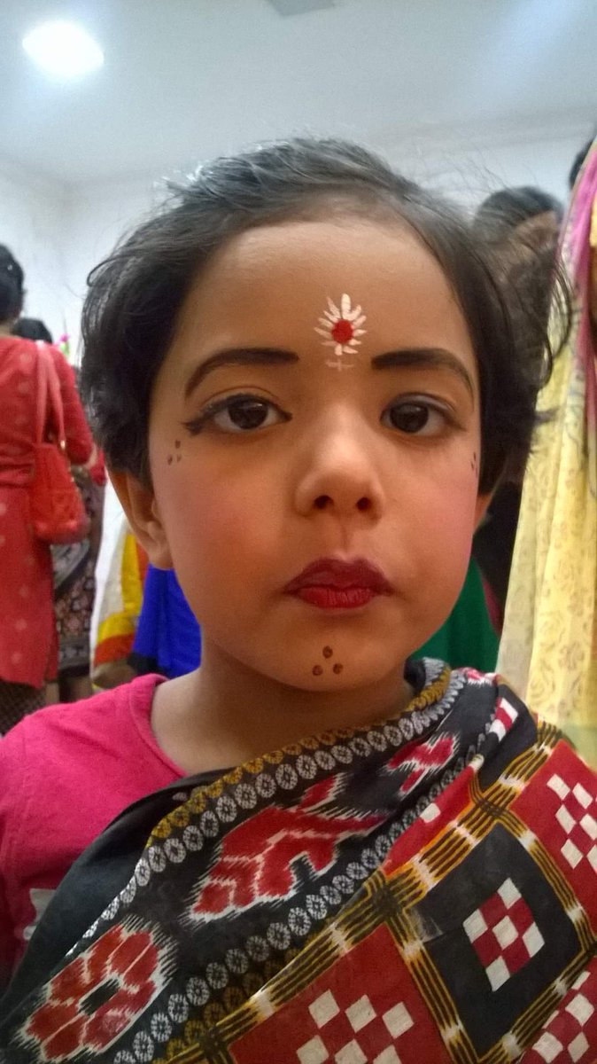kumariika's tweet image. My little one when she was 4, getting ready for stage 
😘😘😘

#sambalpuriday #SambalpuriDin