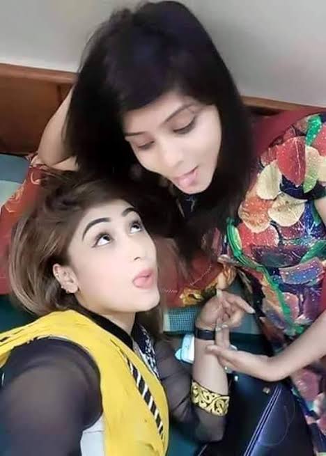 ट्विटर वासियो
आज 1 अगस्त है , दोस्ती का दिन.
अब सोच क्या रहे हैं
मुझे फोलो कीजिए
दोस्ती हो जाएगी
फिर प्यार , फिर शादी , फिर बच्चे
फिर बच्चे बड़े हो जाएंगे...
अब इतना मत सोचिए
दादा बनना है कि नही या सिर्फ तोते उड़ाना चाहते हैं ...

फोलो #मायामहजबीन