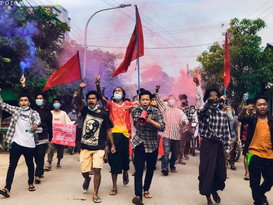 Mandalay famous #MyaTaung Strike to uproot Fascist Military was rallied with chanted slogans and flashed three-finger slaute on Sunday.There is nothing discuss in blood debt. 
We will never let you win or will never give up.✊

#Aug1Coup 
#WhatsHappeningInMyanmar