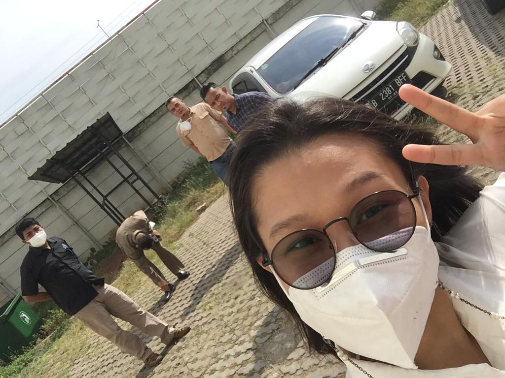 cacaanggreni_'s tweet photo. Seneng banget working sama bos'ini dan always di kawal chip😍 love bapak bapack monster yang always angry angry wkwkwk padahal sebenernya kl mereka pergi gua ga perlu ikut tapi selalu di ajak, ngintil terus kwkwk https://t.co/w7KmdY3J4i