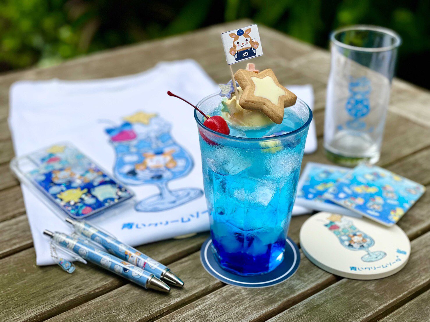 横浜denaベイスターズ The Baysでしゅわしゅわを体感 本日よりthe Baysに幸せの象徴 青い クリームソーダ が登場 ライフスタイルショップ B プラス ビー ではマスコットグッズを一部販売 Craft Beer Dining 9 アンド ナイン ではグッズの