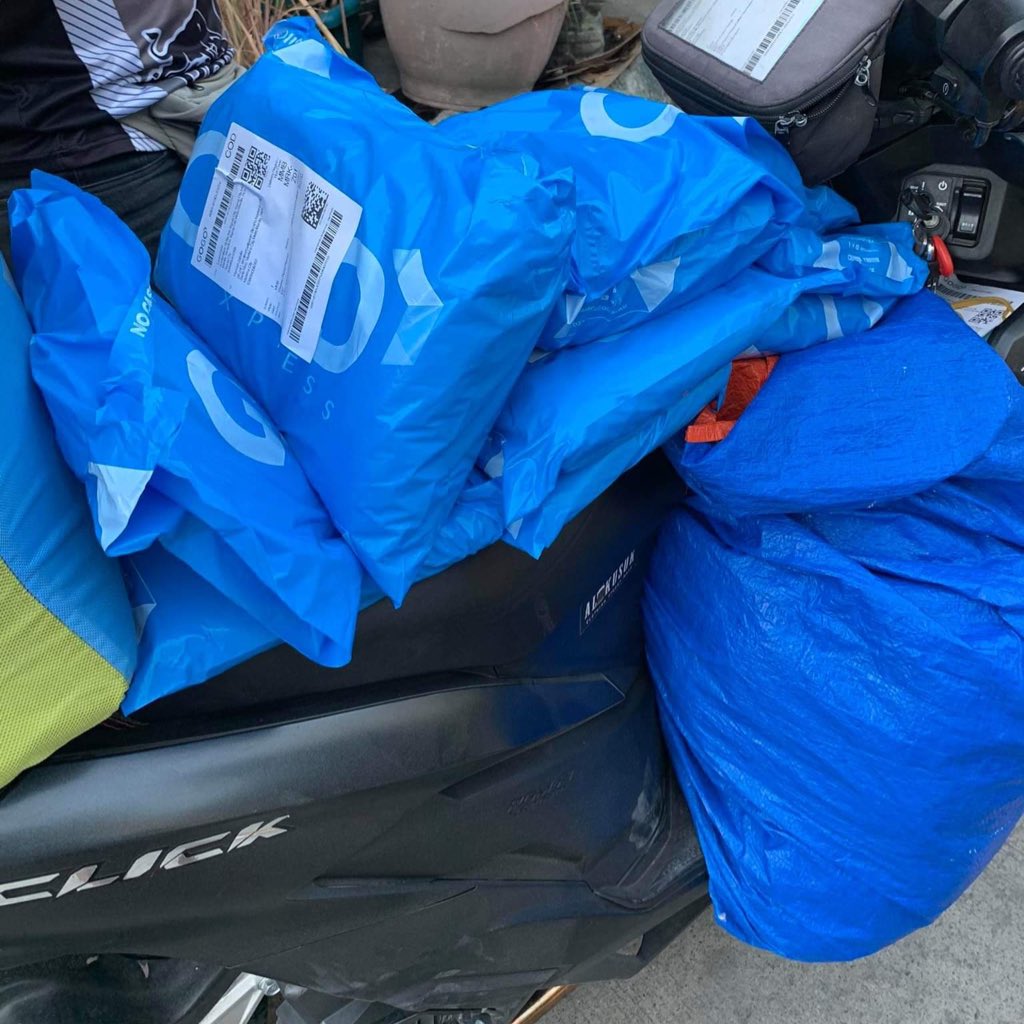 multi_cart's tweet photo. #MultiCartUpdates

All parcels have been picked up na po by GGX last friday. Idk hindi rin nagrereflect sakin na to ship na or napick up na 😭 Lost parcels na ba yun shuta kinakabahan akoooo 😭😭 https://t.co/3XvL8PR4Oh