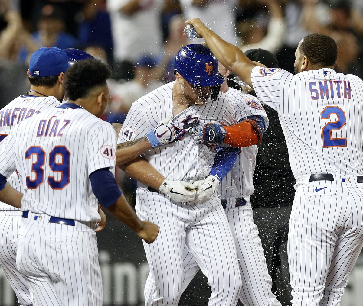 Mets's tweet image. No celebration like a walk-off celebration. 👏 #MetsWIN