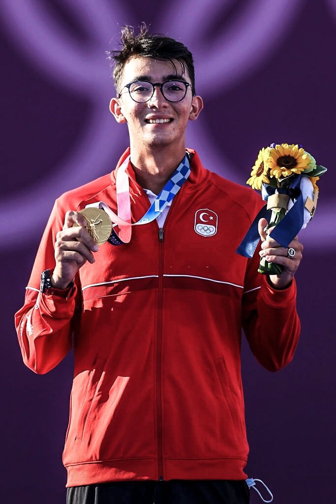YukselYetkin's tweet photo. Ülkece Zor günlerden geçtiğimiz bu günlerde Olimpiyat Şampiyonluğun ile göğsümüzü kabarttın.Yüzümüze biraz olsun tebessüm getirdin, bizleri çok gururlandırdın. Teşekkür ederiz Genç kardeşim.
TEBRİKLER METE GAZOZ başarıların daim olsun.
#MeteGazoz
#OlimpiyatOyunları
#Tokyo2020 https://t.co/My7P9hYNrn