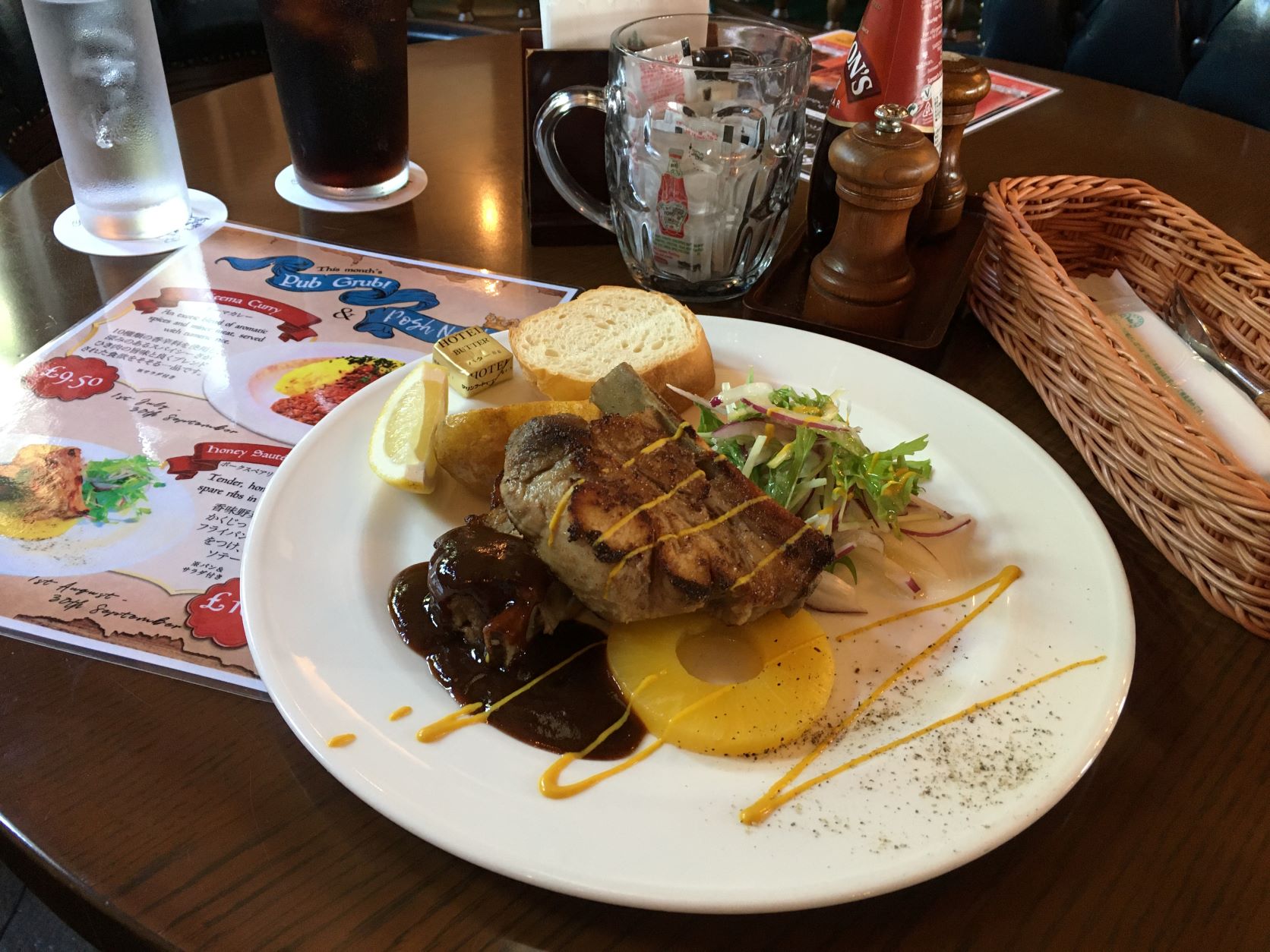 ブリティッシュヒルズ 本日よりfalstaff Pubの８月ランチメニュー提供開始 ポークスペアリブ を早速食べてきました シェフオリジナルbbqソースとの相性が抜群です ブリティッシュヒルズ 福島 女子旅 日帰り ランチ限定メニュー 8月の