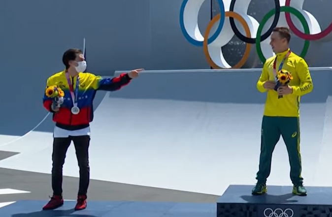 CorvoMecanique's tweet image. —¿Qué pasó? ¿Se te aguó el guarapo? Cuando hago caballito se te moja el papo.
—Wat.