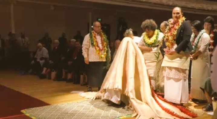 🇳🇿NZ Prime Minister Jacinda Ardern covered in a Samoan finemat, observing cultural protocol of a traditional apology for the Dawn Raids in the 1970s.
🇳🇿This gesture is performed only when a crime or injustice was committed
🇳🇿She acknowledged it. 

Follow @faalogomai for more
