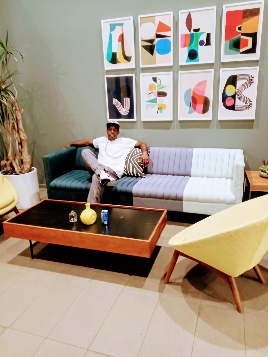 CLotto2's tweet photo. LA #lifestyle! #apartmentlobby https://t.co/Ch1Nj7K5QR