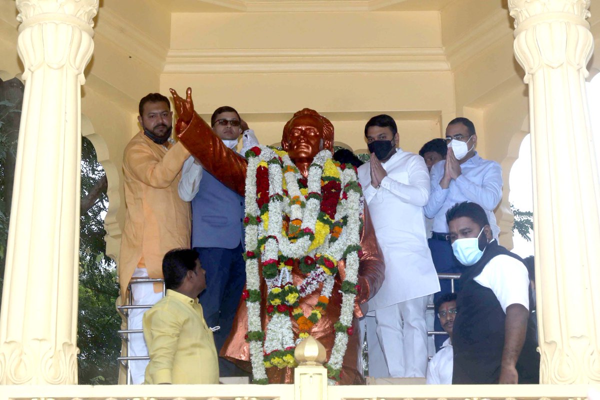 PROSHASHI's tweet photo. साहित्यरत्न, लोकशाहीर अण्णाभाऊ साठे यांच्या जयंती निमित्त पुणे येथे अण्णाभाऊ साठे यांच्या पूर्णाकृती पुतळ्यास सामाजिक न्याय विभागाचे मा.राज्यमंत्री श्री.डॉ.विश्वजीत कदम यांनी पुष्पहार अर्पण करून अभिवादन केले सोबत आयुक्त डॉ.प्रशांत नारनवरे, धम्मज्योती गजभिये
#DrVishwajeetkadam https://t.co/YzNuJ2rkSD