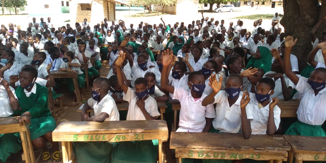 As a way of giving back to the society,Kilifi Mums yesterday distributed face masks,tap buckets,liquid soap, sanitary towels,to kamale and kambi ya waya pry school in magarini sub county
 We would like to thank Goerge George Kithi foundation for their generous donations