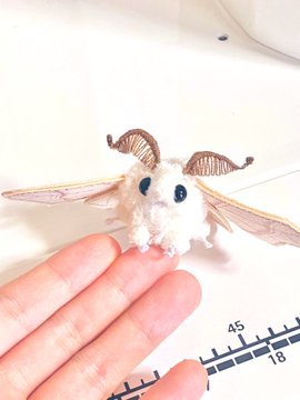 カイコガの小さなぬいぐるみ C