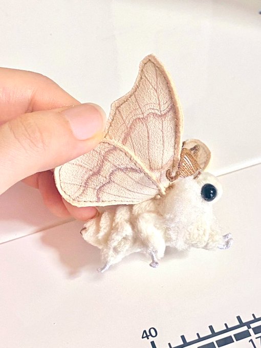 カイコガの小さなぬいぐるみ(刺繍羽ver.) 繭玉風ビーズ付きストラップ