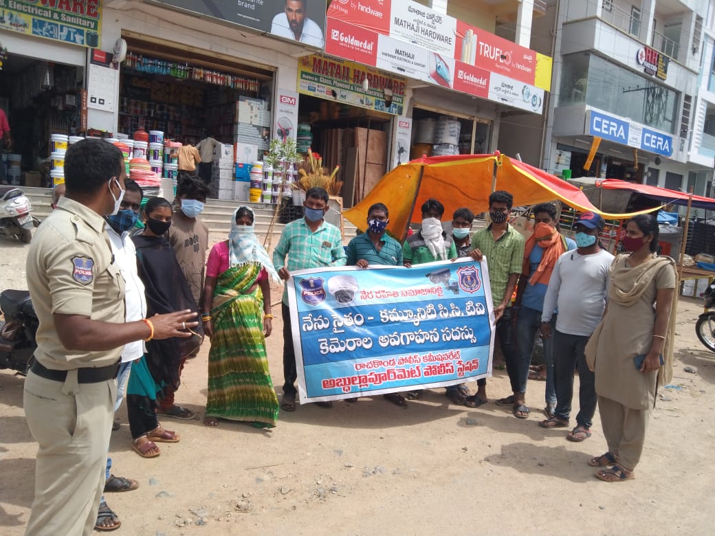 AbdullapurmetPS's tweet photo. Today #Patrol_II staff Venkatesh PC3137, Driver PC11981 and WPC7534 have conducted #Awareness program on #CYBER_CRIMES #importance of #CCTVCameras, Maintaining #Social_distance, #Women_Empowerment & importance of #Dial_100 at Abdullapurmet village @RachakondaCop https://t.co/lbbGftjx4o