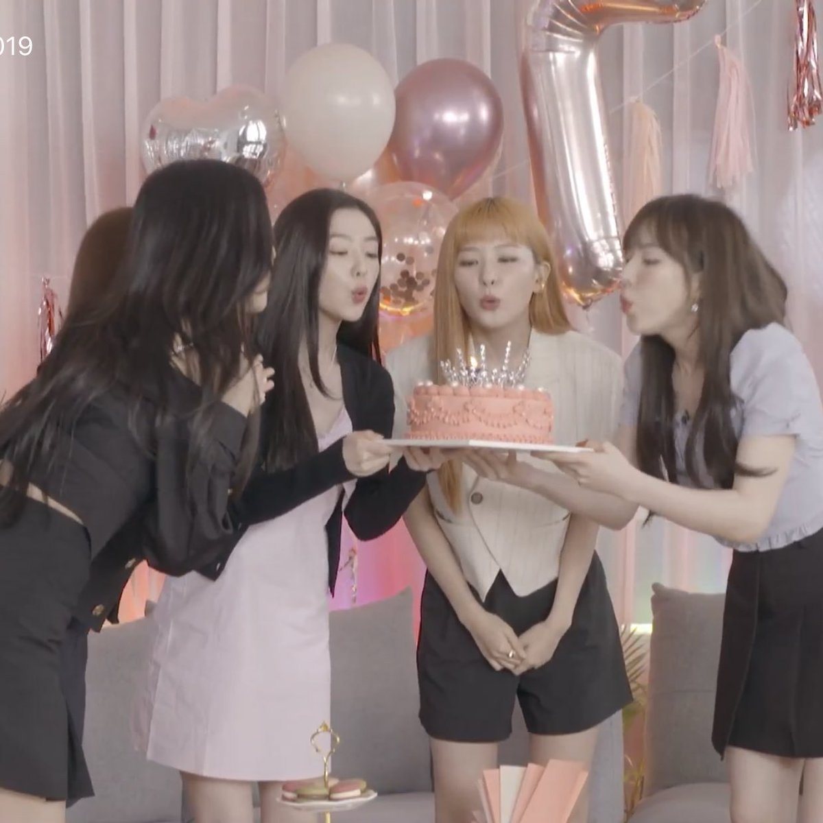PARKSYLOOKS's tweet photo. did we made it?                yes, but as 5 https://t.co/D5UF83pAqQ