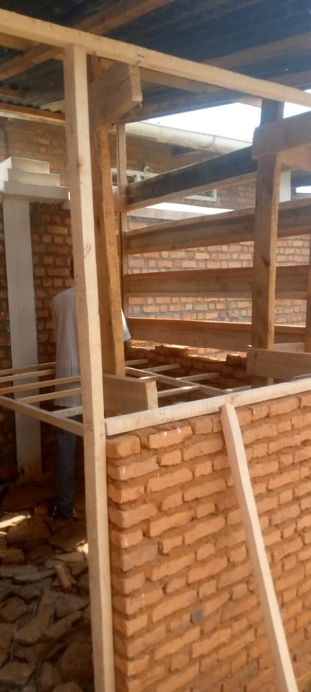 CRumonge's tweet photo. 🔴Poursuite et fin ce matin, des travaux d'installation d'une dalle en bois qui va permettre la bonne croissance et reproduction des poules.
@ANACOOP_BURUNDI 
@RumongeProvince 
#CAR  
#Elevage
#Rumonge https://t.co/nyeCs1P4wF