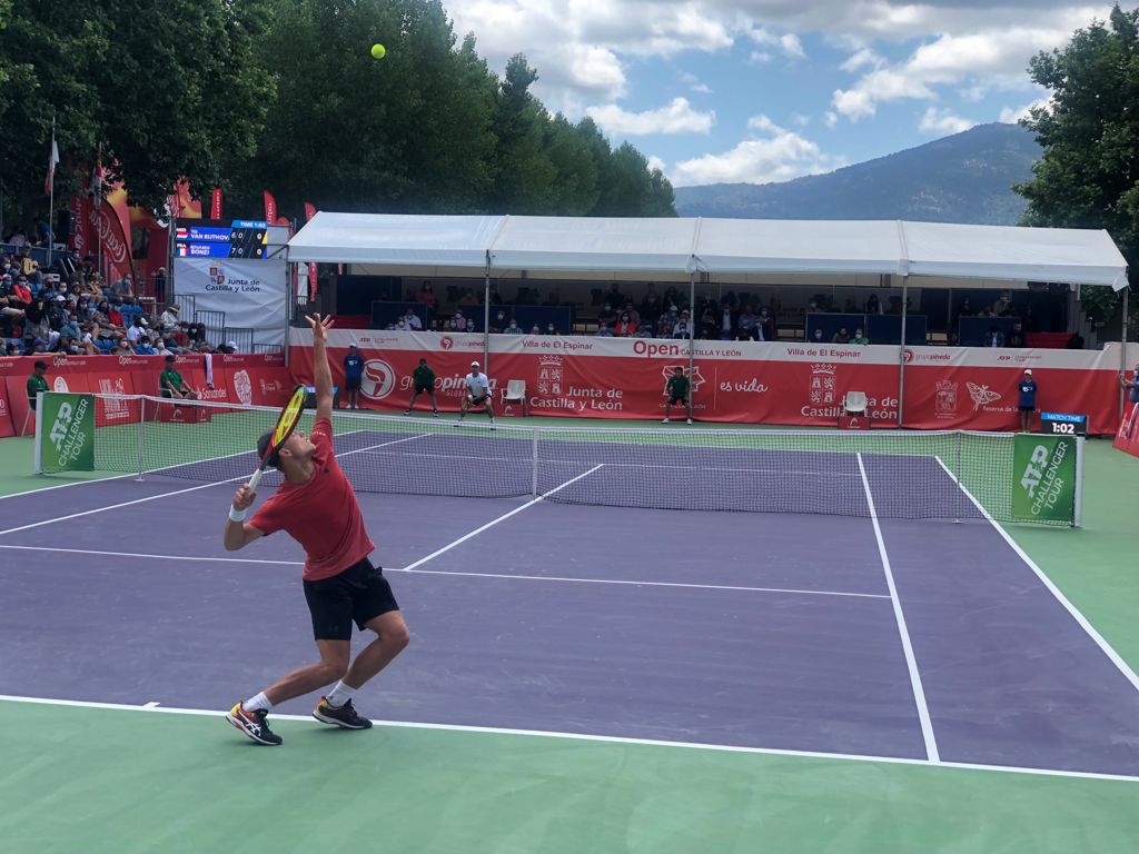 Tim Van Rijthoven, saca durante el segundo set. El holandés quiere recuperar el terreno perdido. 
<a href="/ATPChallenger/">ATP Challenger</a> 
<a href="/DipuSG/">Diputación de Segovia</a> 
<a href="/Deportesjcyl/">Deporte Castilla y León</a>
<a href="/Ayto_ElEspinar/">Ayto El Espinar</a>