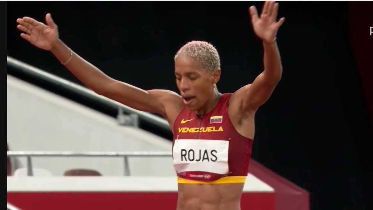 FrauPelusa's tweet photo. Dios mío, que el salto está cerca de los 15,41. Récord olímpico. 
VAMOOOOOOOJJJJJJ
#YulimarRojas https://t.co/ljhpjlEyuo