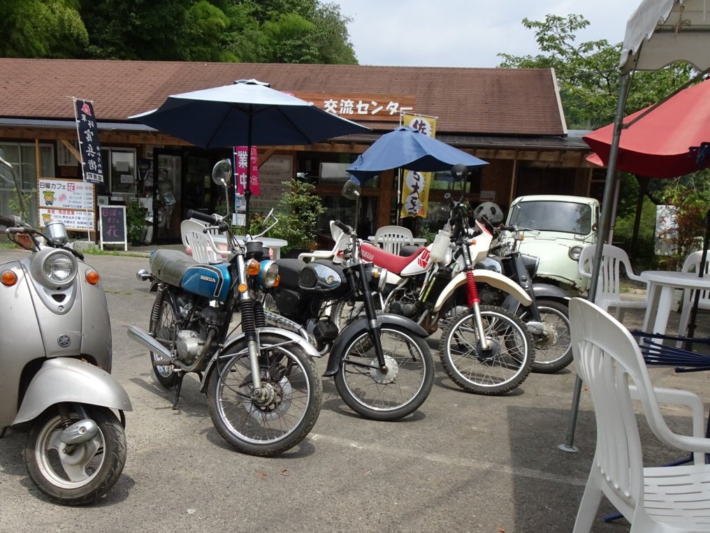 k_mikou's tweet photo. 日曜カフェに行ったらダイハツミゼットが二台、バイクも‼️昭和レトロだね🎵ほんまにトトロの世界です🎵 #ダイハツミゼット #昭和のクルマといつまでも  #昭和  #レトロ #トトロの世界 #トトロ #昭和のバイク https://t.co/vYxIHmKIoo